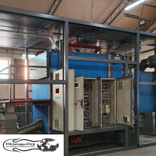 Mobilna kotłownia kontenerowa Binder o mocy 840 kW od Płomex-Pol z widoczną szafą sterowniczą i instalacją przemysłową.