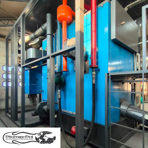 Wnętrze mobilnej kotłowni kontenerowej – instalacja grzewcza i kocioł Binder 840 kW