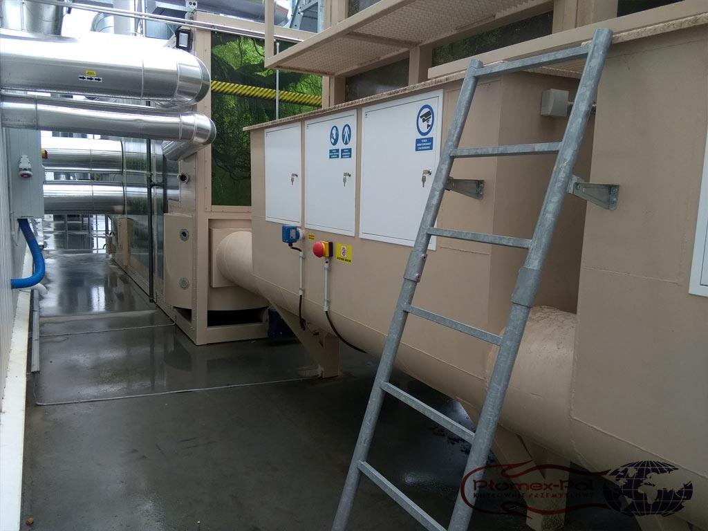 Instalacja techniczna kotłowni kontenerowej na biomasę: szczegółowy widok systemu podawania paliwa.