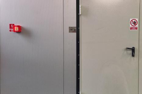 Wynajem Kotłowni Kontenerowej 200kW | przód z drzwiami i wyłącznikiem awaryjnym